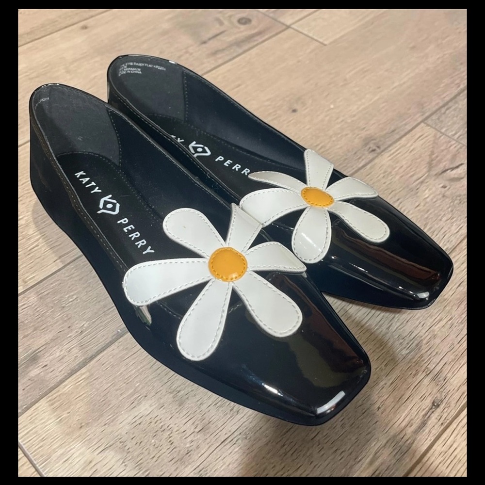 Katy Perry Collections Black Patent Flats with White Daisy Accent Sz 6